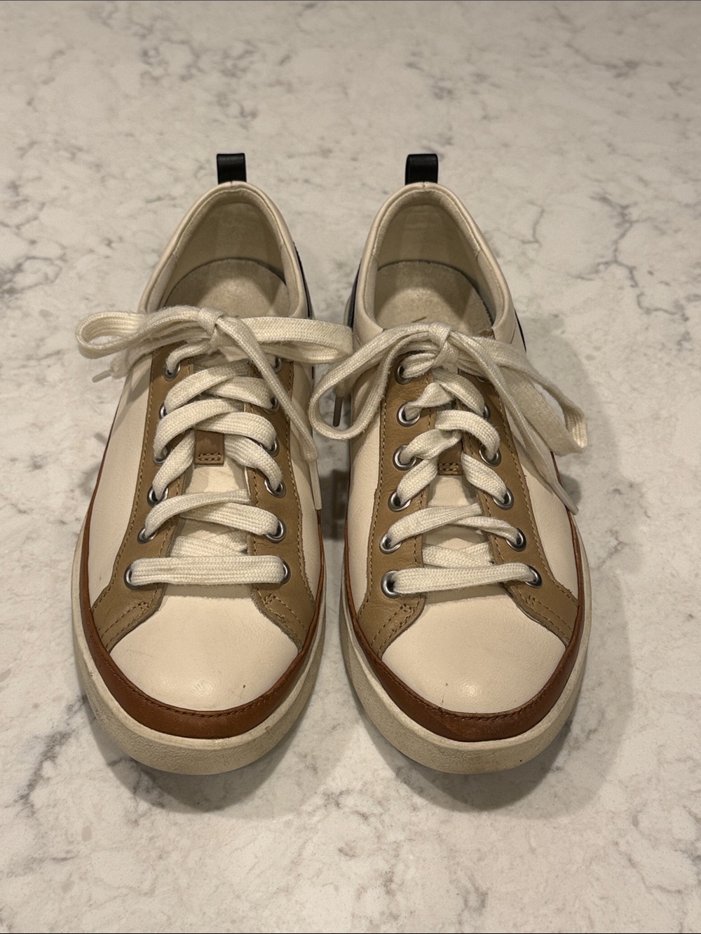 Vionic Cream & Tan Lace-Up Low-Top Sneakers